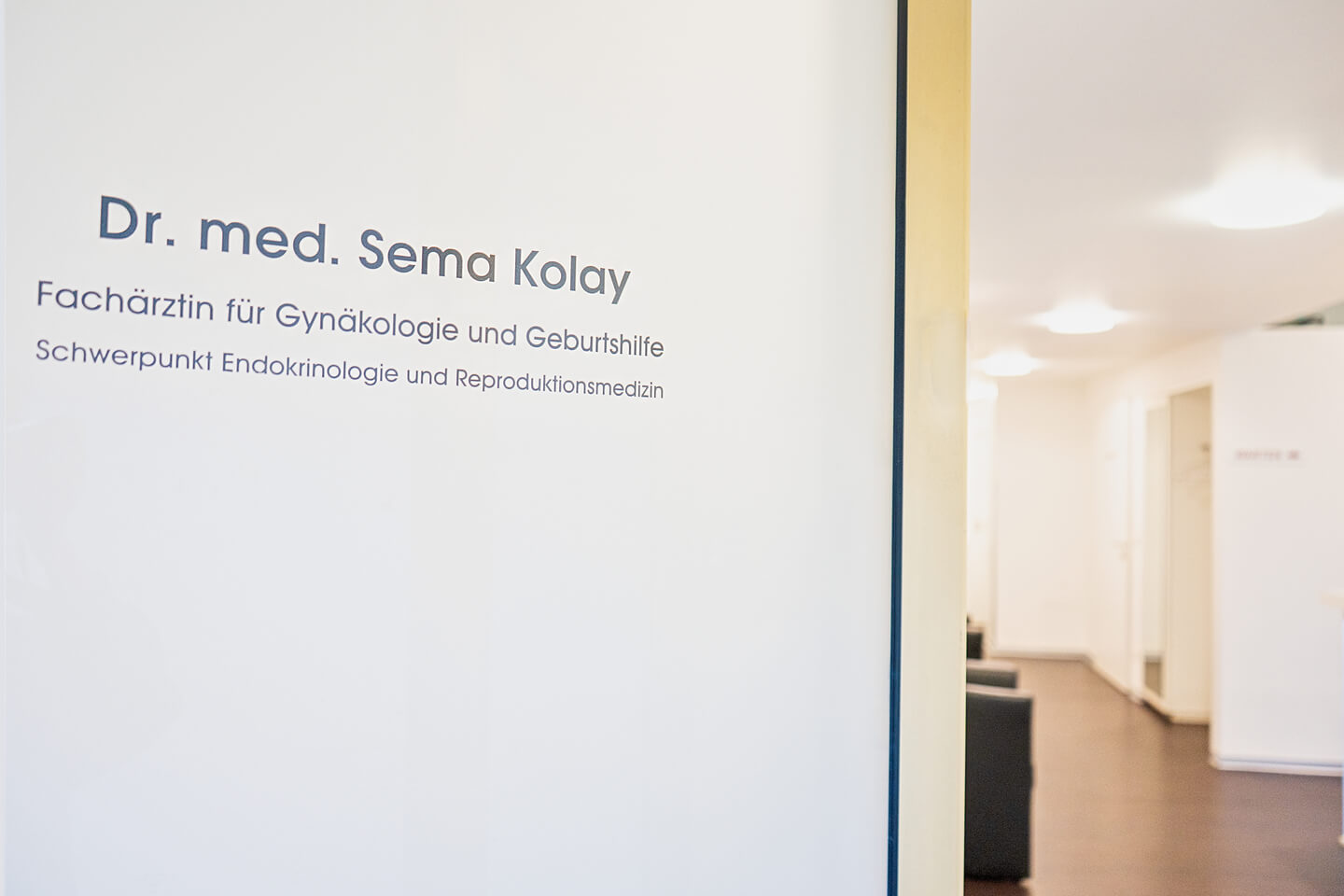 Foto Empfangsbereich Eingang - Dr. med. Sema Kolay | Praxis für Gynäkologie und Geburtshilfe in Heidelberg